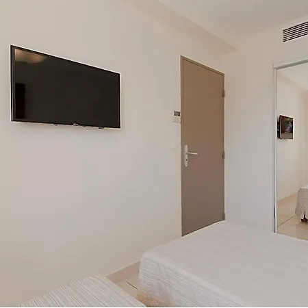 Luxurious Two Bedroom Garden With Stunning Cannes Marina Views Apartament *